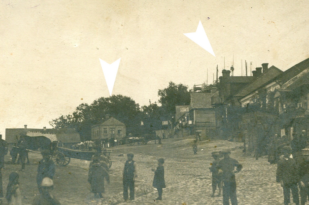 Першая фатаграфія з гэтым хаткай, зробленая паміж 1912 і 1914 гадамі. Стрэлка справа паказвае на будаўнічыя рыштаванні царквы. З архіва Марыі Янішэўскай