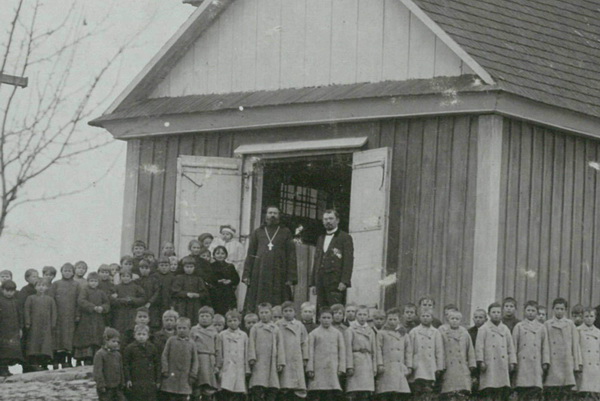 О.Лев Паевский у входа в храм. Около 1900 года