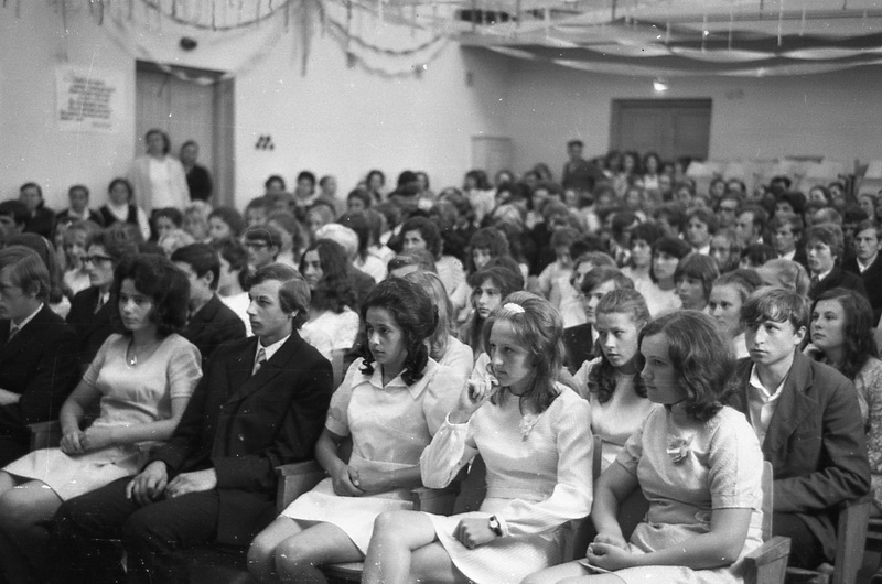 Першыя выпускнікі на ўручэнні атэстатаў у гарадскім Доме культуры, 1975 год