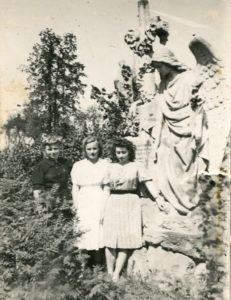 Надгробие на старом кладбище, 50-е годы