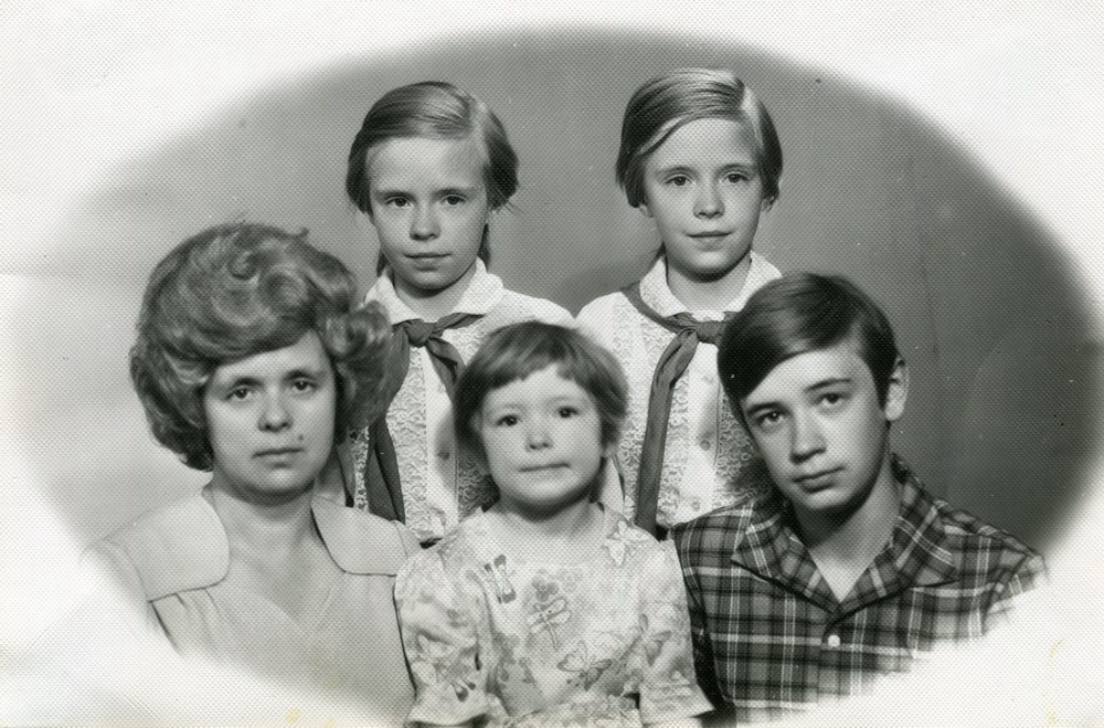 Андреюк Светлана Александровна с детьми Олей, Сережей, Машей и Аней, 1977 год